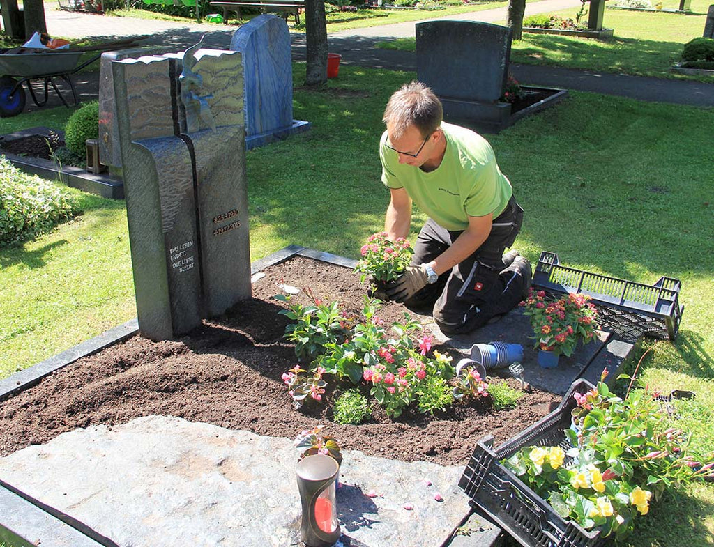 Geschäftsführer Arnold Konzelmann bei der Grabpflege auf dem Friedhof Eislingen-Süd. Hier werden Gräber von Fachkräften aus der Gärtnerei Konzelmann-Höfer gepflegt und bepflanzt.